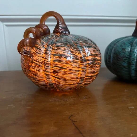 Pier 1 Illuminated Art Glass 7" Halloween Pumpkin Blue Black Swirl Curly Stem - Picture 4 of 9